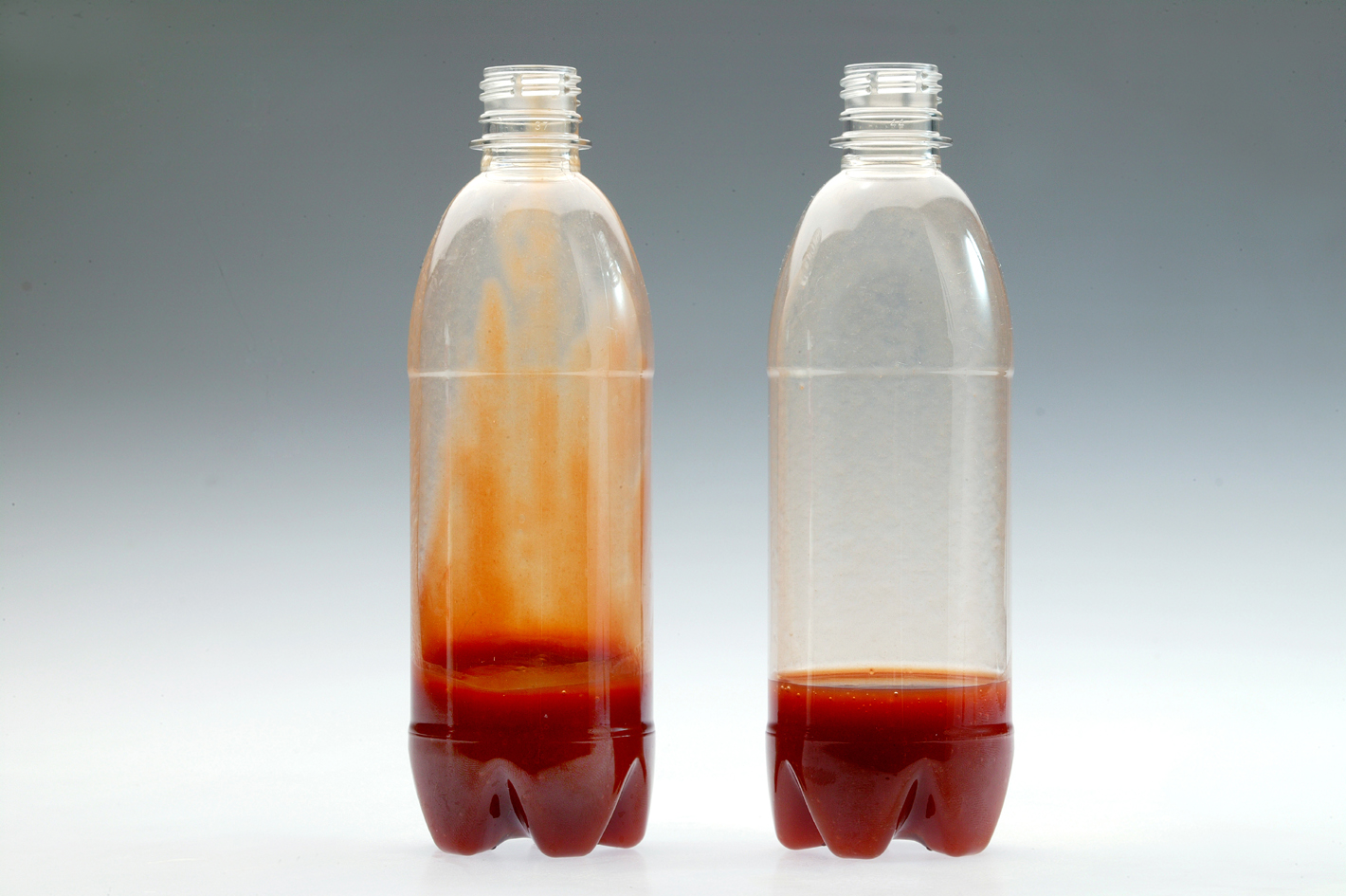 Ablaufverhalten von Ketchup in einer unbeschichteten (links) und einer plasmabeschichteten (rechts) PET-Flasche.