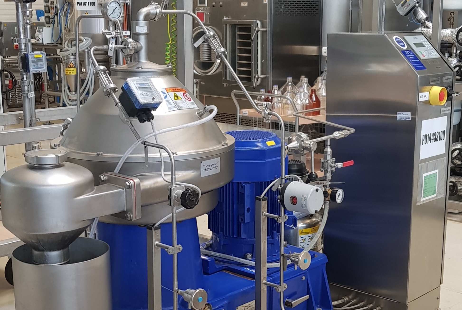 Plate separator for separating microorganisms from the culture medium