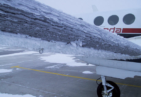 Flugzeug Tragfläche mit Eisschicht.