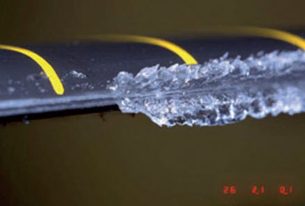 Eisbildung an unbehandeltem Flugzeugflügel im Windkanalversuch.