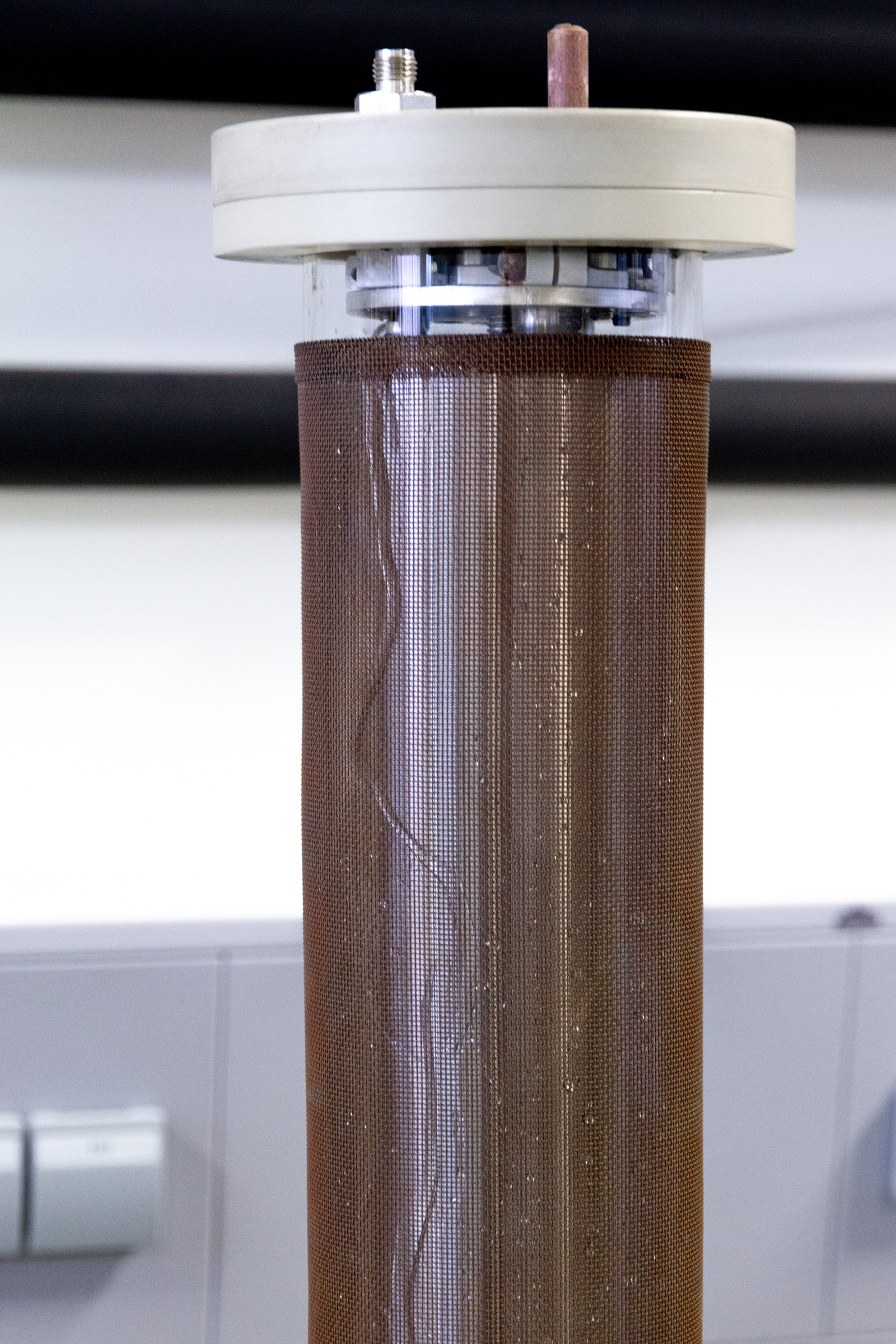 Detaildarstellung eines koaxialen DBD-Reaktors mit Wasserfilm. 