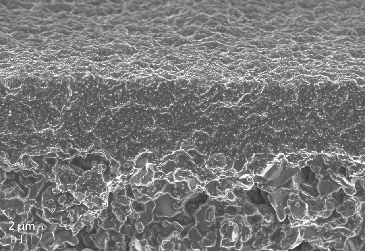 Rasterelektronenmikroskopische Aufnahme poröser Aluminiumoxidstrukturen mit ionischen Flüssigkeiten als flüssige Membran