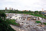 Die Wasserqualität des Piracicaba soll verbessert werden, indem das Abwasser vor der Einleitung in den Fluss in dezentralen, modernen Kläranlagen gereinigt wird. Die Wasserqualität des Piracicaba soll verbessert werden, indem das Abwasser vor der Einleitung in den Fluss in dezentralen, modernen Kläranlagen gereinigt wird.