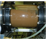 Labormodul des Rotationsscheibenfilters mit aufkonzentriertem Überschussschlamm nach Filtrationsende, der bei 4,5 % Trockenrückstand nicht mehr fließfähig ist.