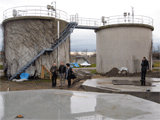 Fundamente für Gasspeicher (links) und Hochlastfaulung (rechts hinten) vor den vorhandenen Schlammspeichern.