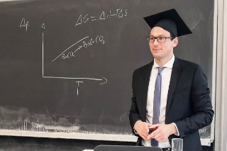 Frederic Buck mit Doktorhut vor einer Tafel nach der Disputation an der Leibniz Universität Hannover am 11. November 2021.