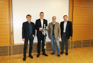 Lukas Kriem bei seiner mündlichen Doktorprüfung (abgebildete Personen v.l.n.r.: Prof. Dr. Steffen Rupp, Lukas Kriem, Prof. Dr. rer. nat. Roland Kontermann, Prof. Dr.-Ing. Ralf Takors).