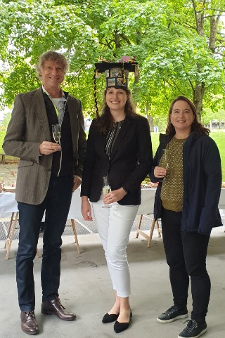 Lena Marie Spindler mit Doktorhut nach ihrer Prüfung, links davon Doktorvater Prof. Dr. Günter Tovar, rechts ihre Betreuerin Dr. Carmen Gruber-Traub