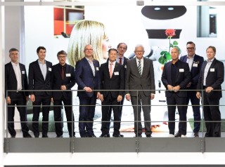 Ministerpräsident Kretschmann besucht S-Tec: Gruppenfoto mit Institutsleitern