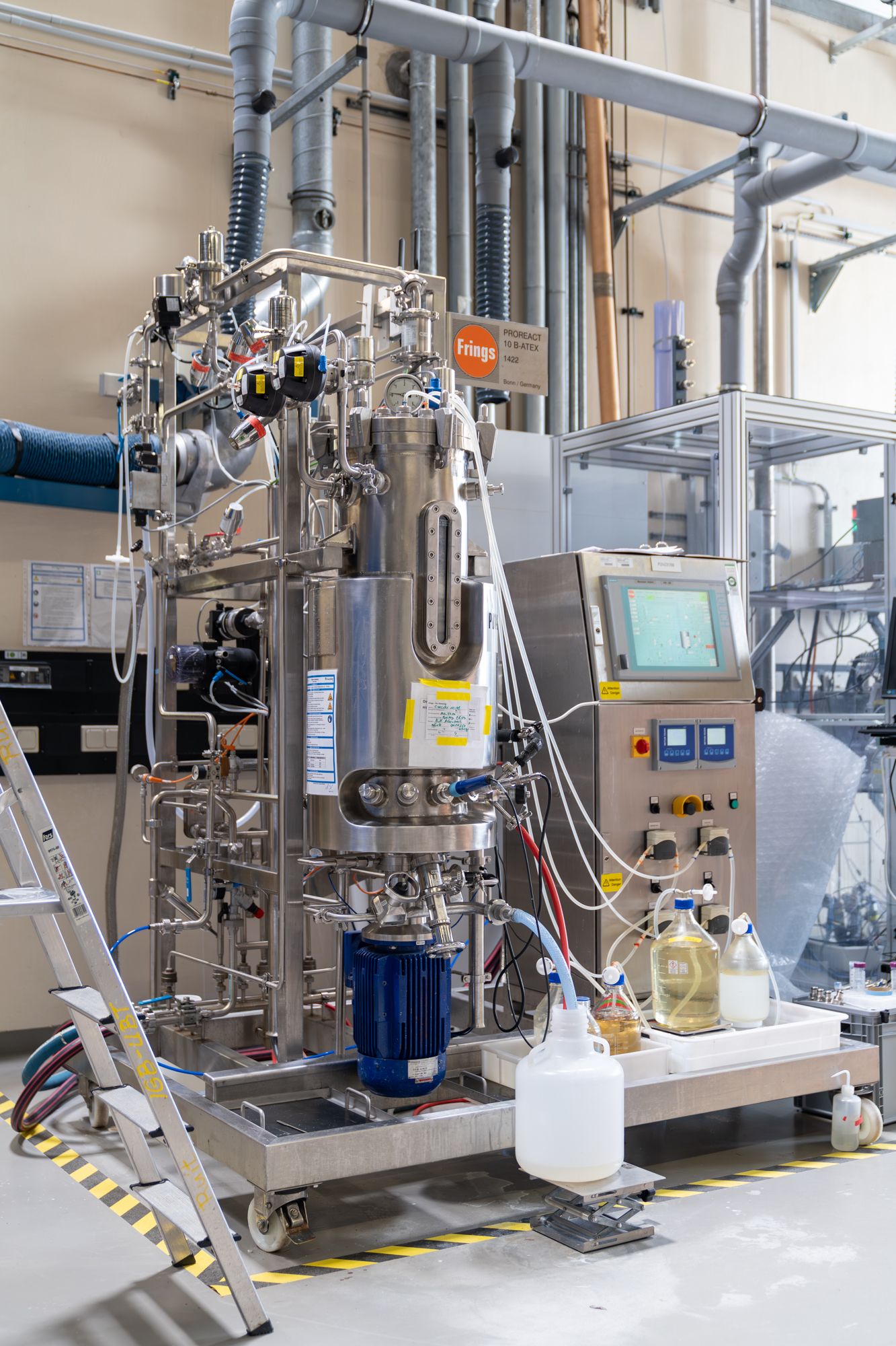 In einem Bioreaktor wachsen die Bakterien mit den aus dem Holz gewonnenen Zuckern und bilden dabei Wasserstoff und CO<sub>2</sub>. 