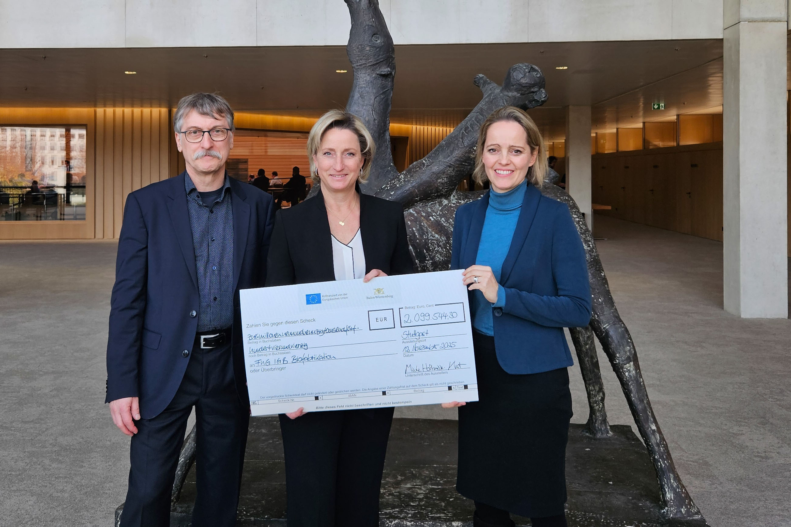 Übergabe des symbolischen Förderschecks. V. l.: Prof. Dr. Steffen Rupp (stv. Institutsleiter Fraunhofer IGB), Wirtschaftsministerin Dr. Nicole Hoffmeister-Kraut, Prof. Dr. Petra Kluger (Institutsleiterin Fraunhofer IGB)