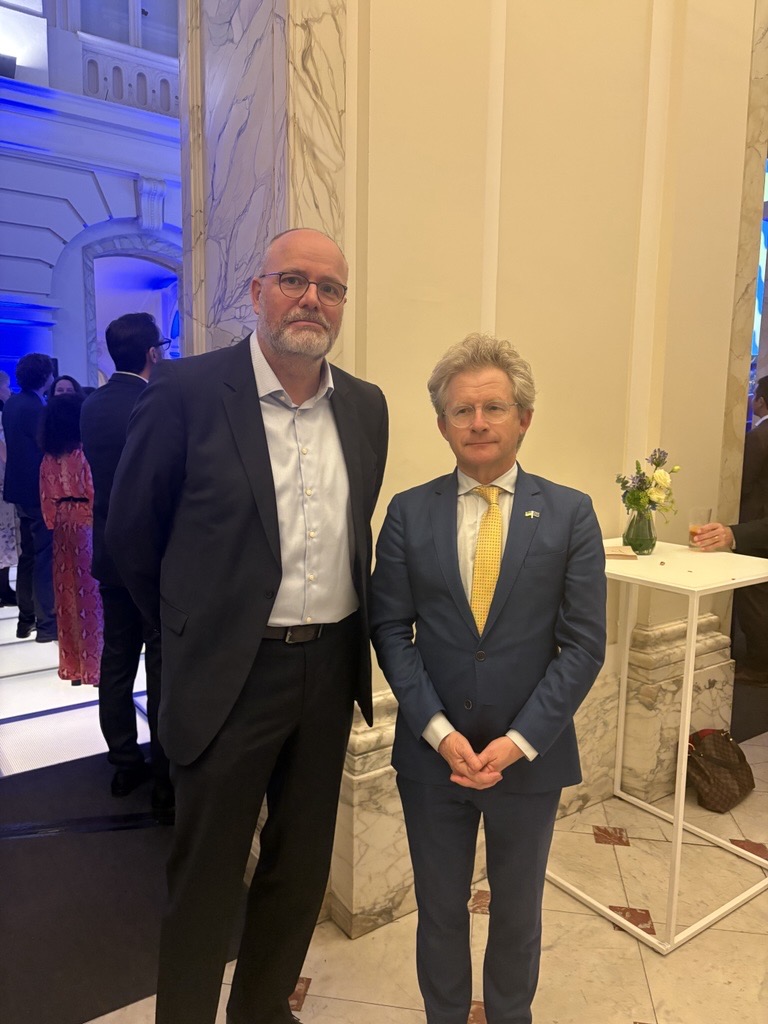 EARTO Innovation Award Verleihung des EARTO Innovation Awards 2025 in Brüssel: IGB-Preisträger Dr. Kai Sohn (links) mit Michiel Scheffer, President of the Board of the European Innovation Council.