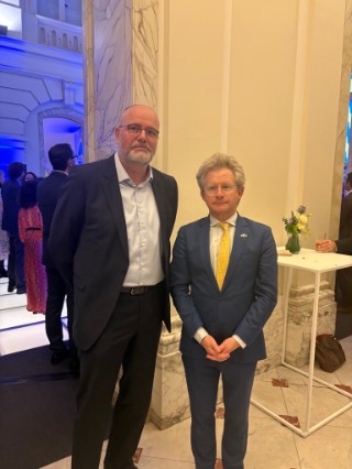 Verleihung des EARTO Innovation Awards 2025 in Brüssel: IGB-Preisträger Dr. Kai Sohn (links) mit Michiel Scheffer, President of the Board of the European Innovation Council.