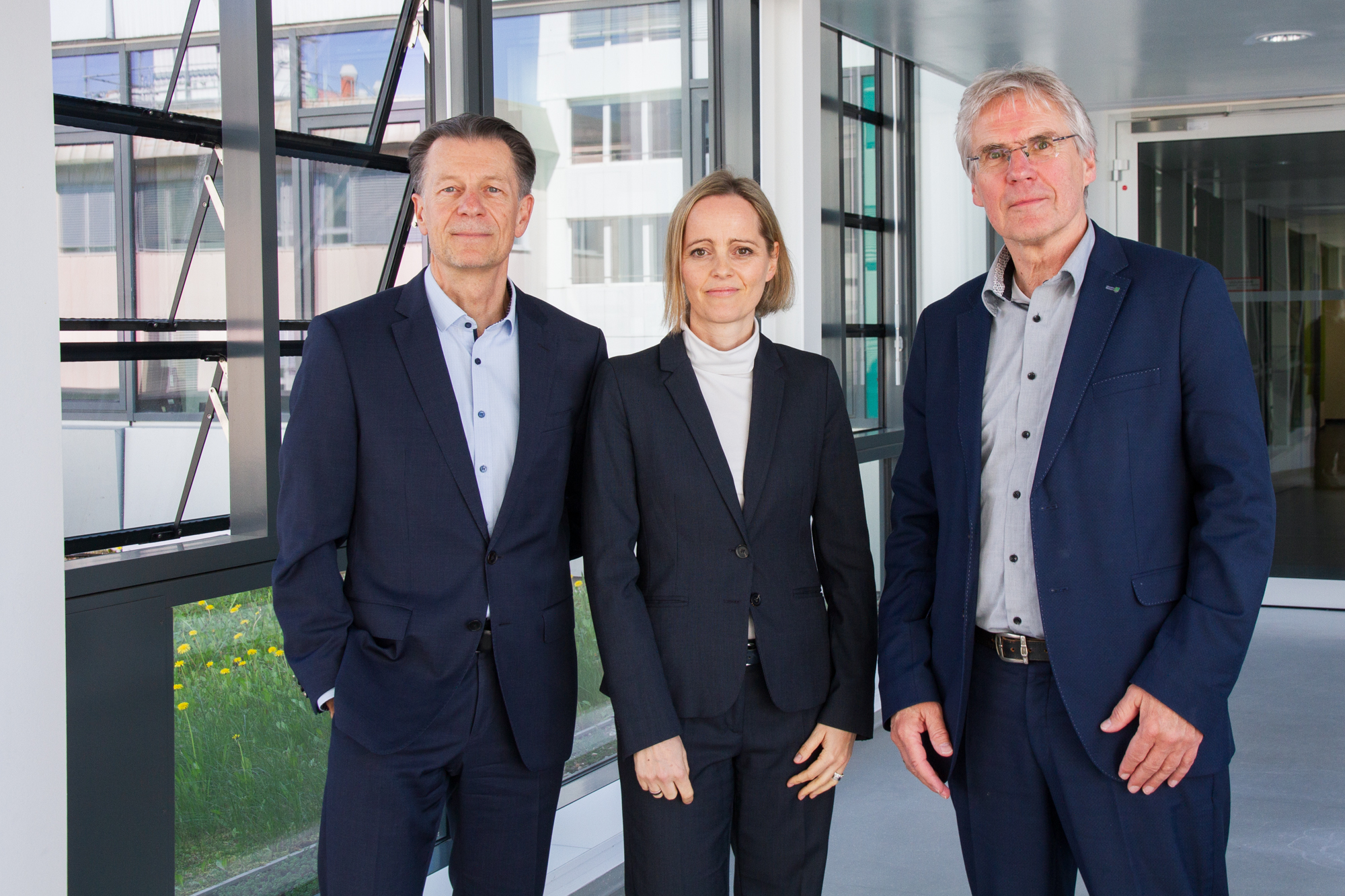 Doppelspitze am Fraunhofer IGB Prof. Petra Kluger (Mitte) bildet seit dem 1. Juni 2025 zusammen mit Dr. Markus Wolperdinger (links) die neue Doppelspitze des Fraunhofer IGB, hier mit Fraunhofer-Präsident Prof. Holger Hanselka (rechts) bei ersten Gesprächen am Fraunhofer-Campus Stuttgart.