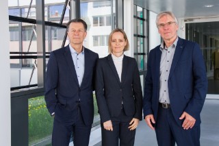 Prof. Petra Kluger (Mitte) bildet seit dem 1. Juni 2025 zusammen mit Dr. Markus Wolperdinger (links) die neue Doppelspitze des Fraunhofer IGB, hier mit Fraunhofer-Präsident Prof. Holger Hanselka (rechts) bei ersten Gesprächen am Fraunhofer-Campus Stuttgart.