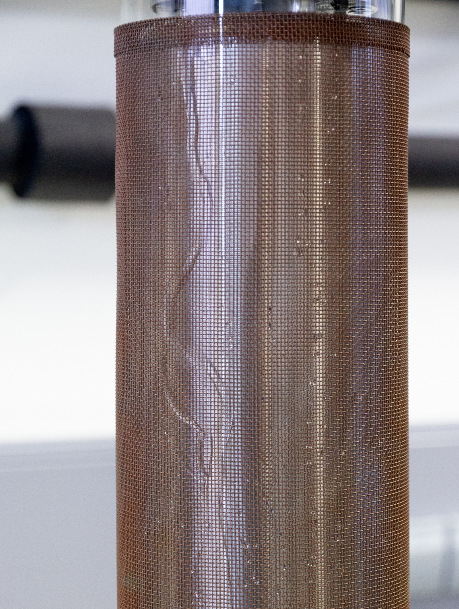 Detaildarstellung eines koaxialen DBD-Reaktors mit Wasserfilm. 