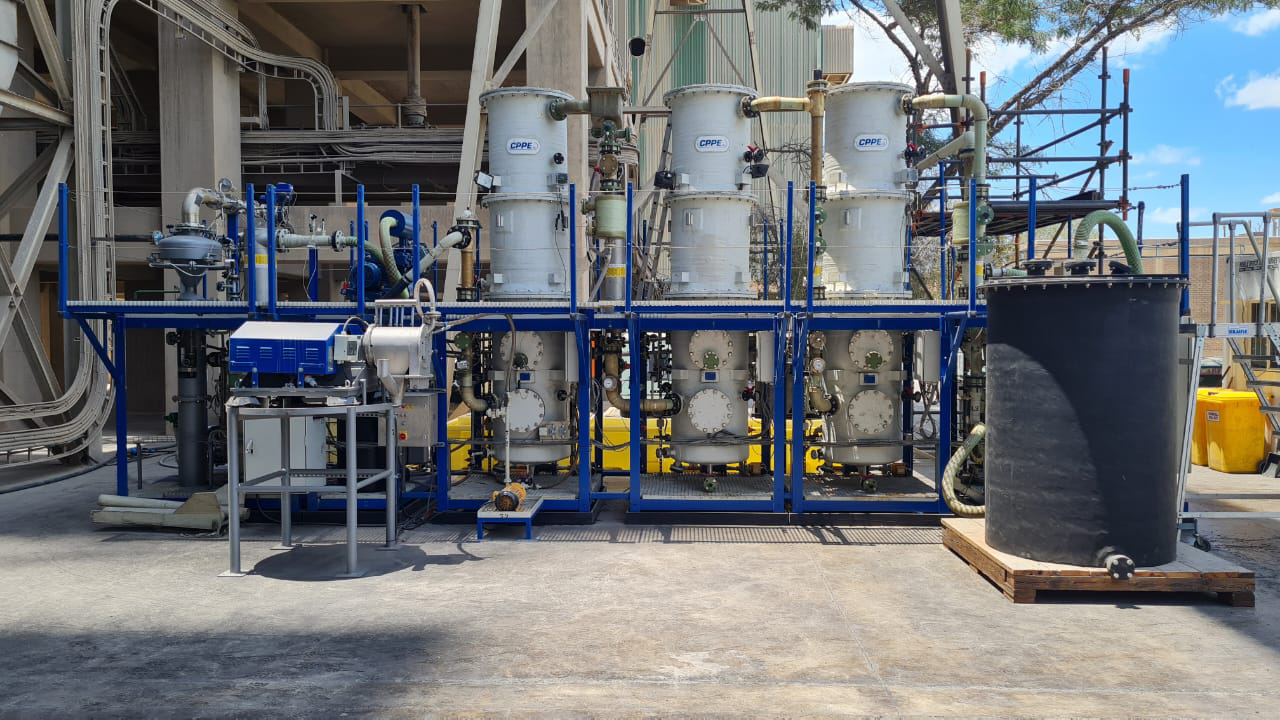 Pilotanlage der luxemburgischen Firma Carbon Process Plant and Engineering  CPPE zur kombinierten Abgasreinigung, Kohlenstoffabscheidung und -konversion beim PPC Dwaalboom Zementwerk in Südafrika.