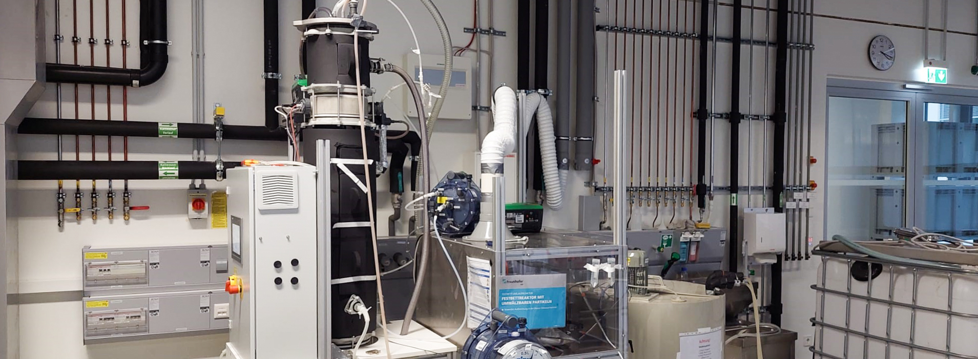 Methanogene Stufe einer anaeroben Biogasanlage mit Festbett-Umlaufreaktor.