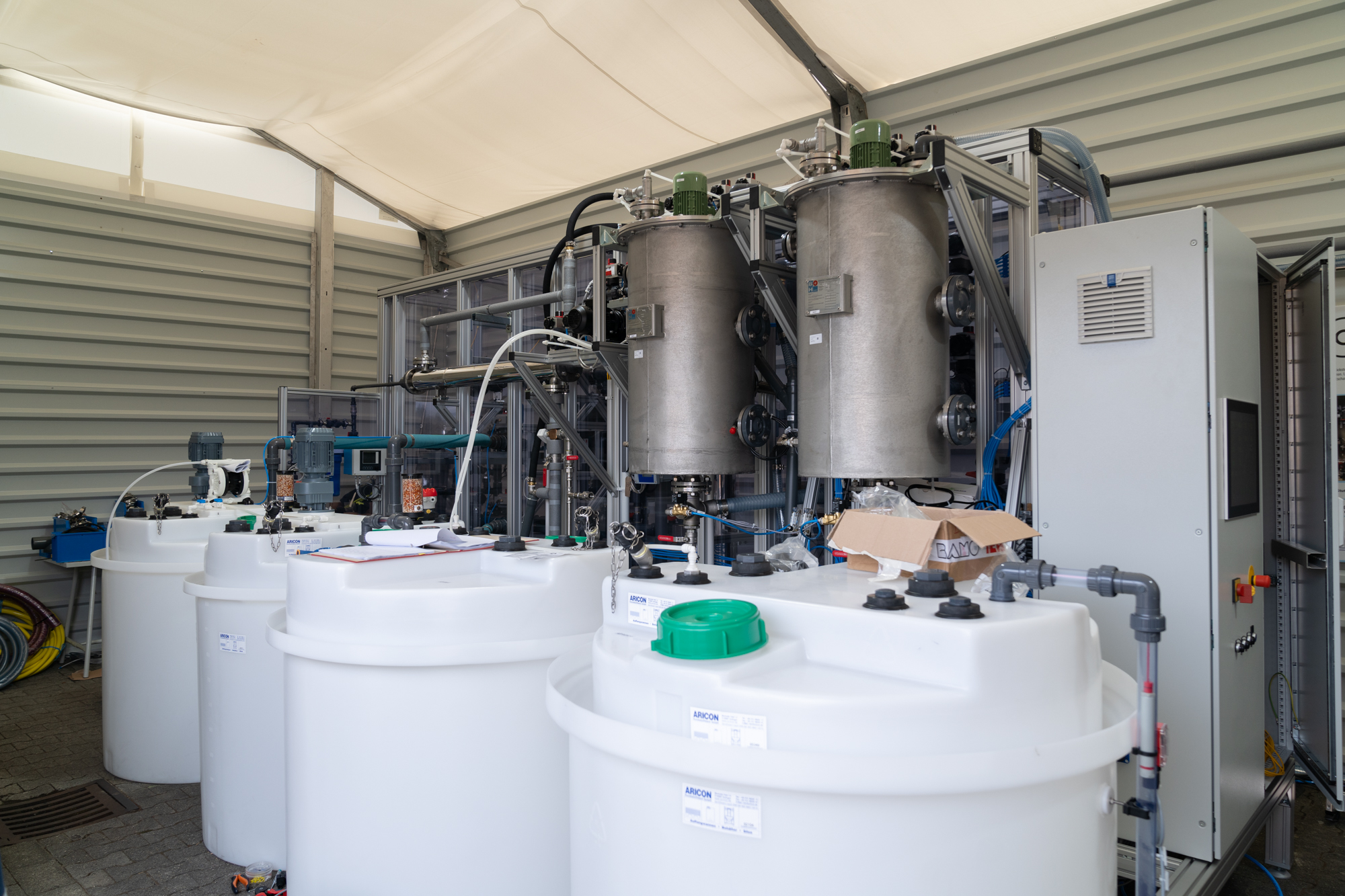 In der AmmoRe-Pilotanlage wird auf der Kläranlage Erbach im Projekt RoKKa Ammonium aus dem Schlammwasser als Ammoniumsulfatlösung zurückgewonnen.
