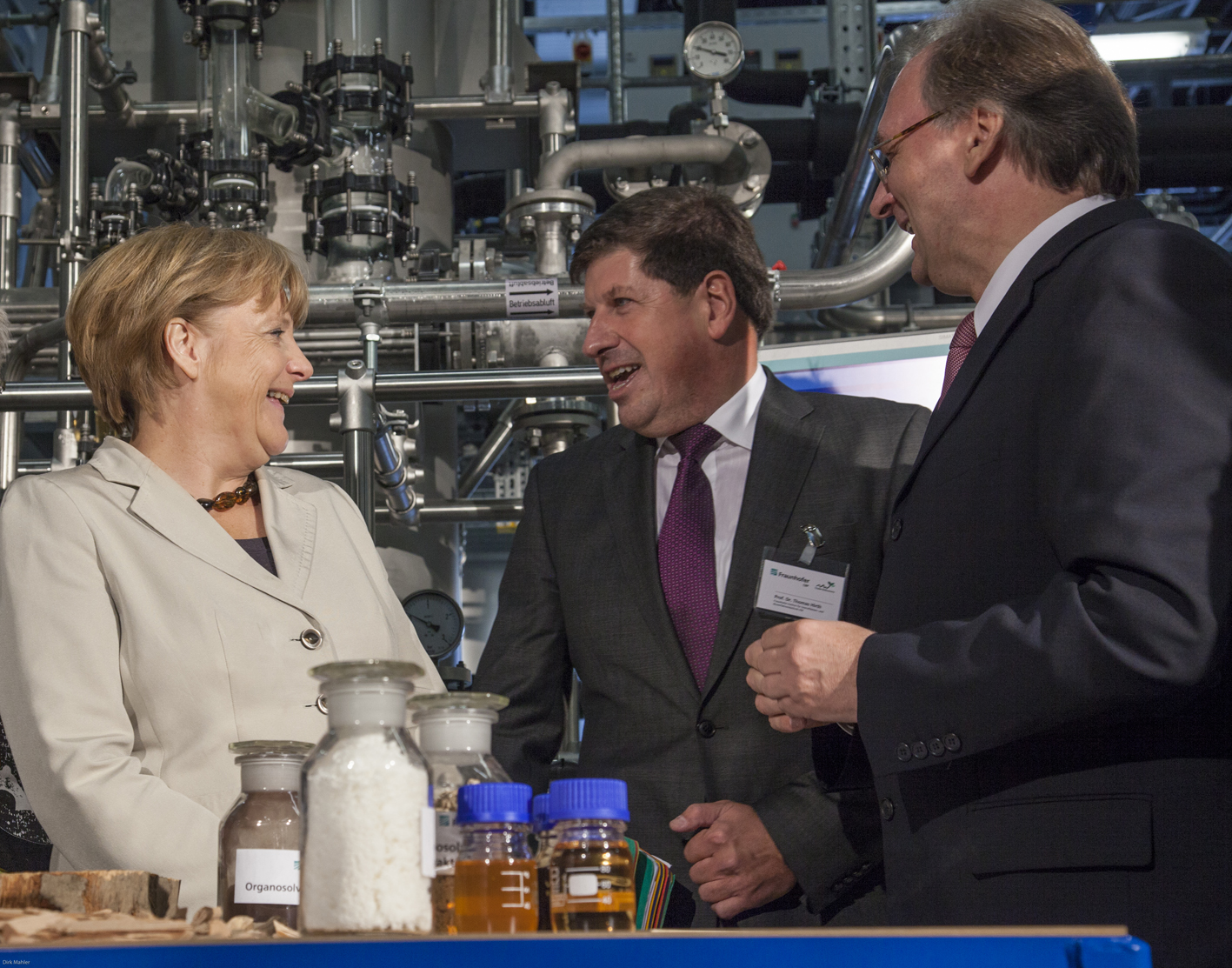 Bundeskanzlerin Dr. Angela Merkel, Prof. Dr. Thomas Hirth und Ministerpräsident Dr. Reiner Haseloff bei der Einweihung des Fraunhofer CBP 2012.