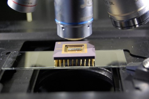 Examination of a microchip, the sample site is located in a depression of approx. 3 mm.