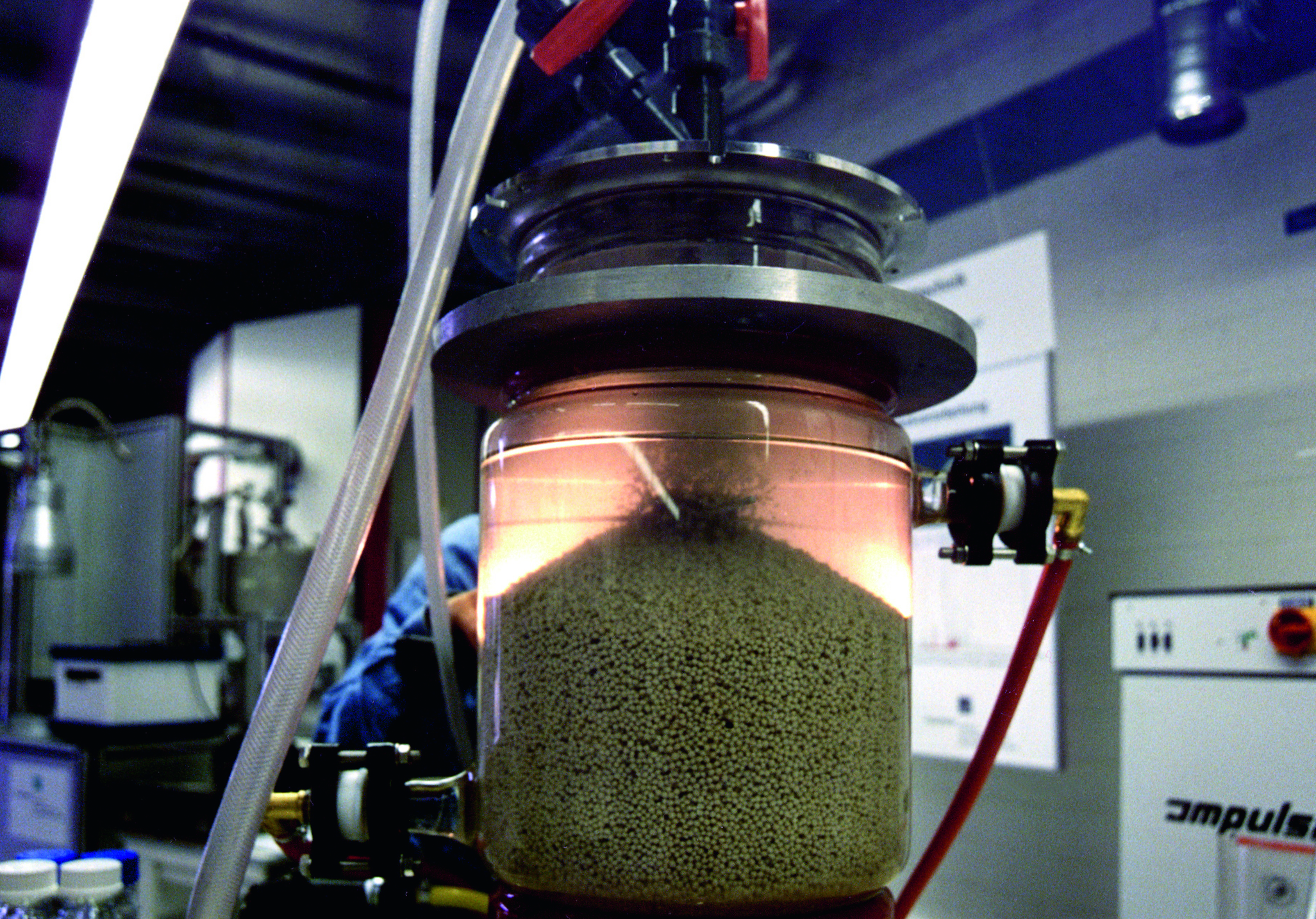 Fixed-bed recirculating reactor.