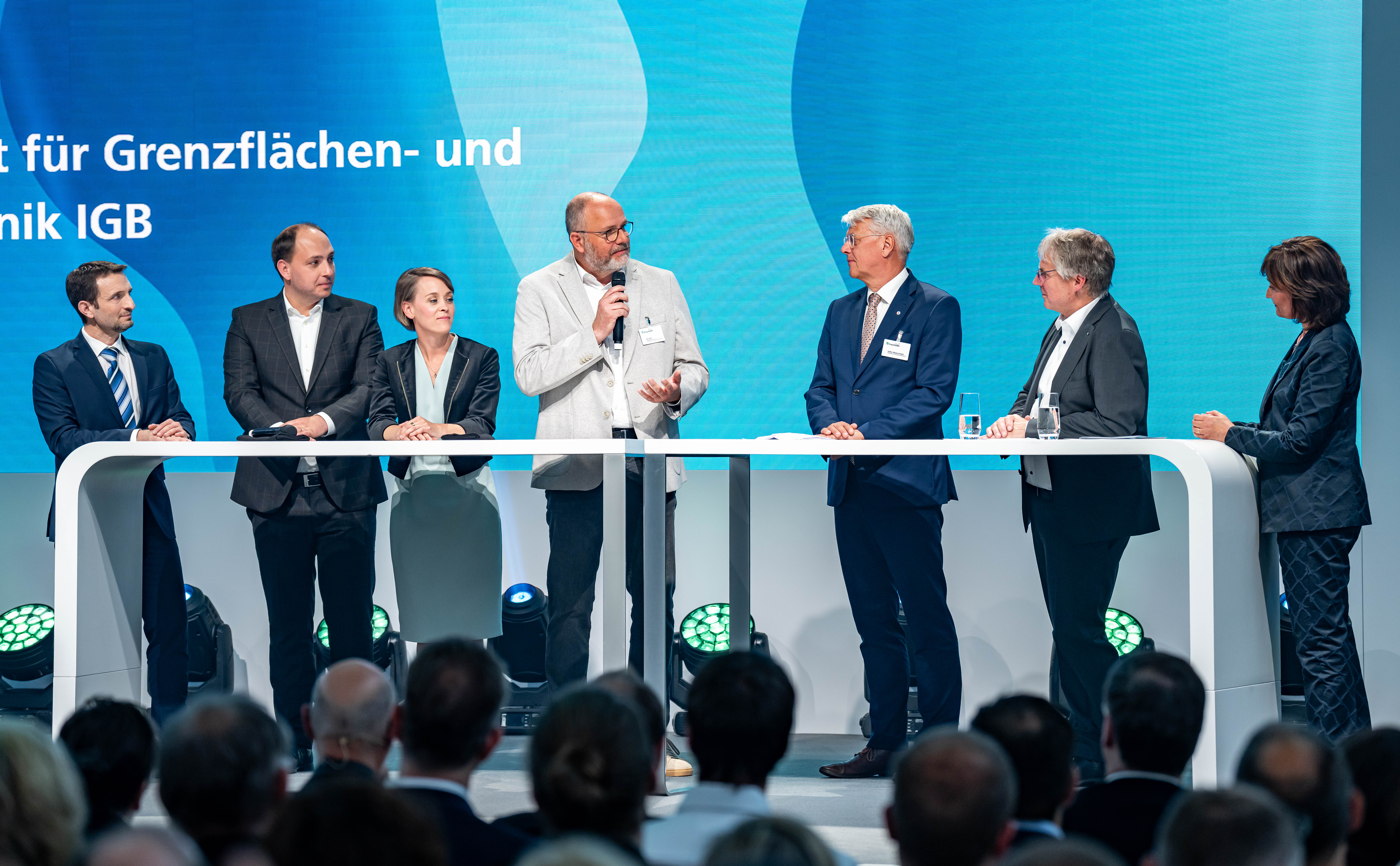 Prof. Dr. Thorsten Brenner, Dr. Philip Stevens, Dr. Silke Gruma and Dr. Kai Sohn present the joint project to Fraunhofer President Dr. Holger Hanselka and others.