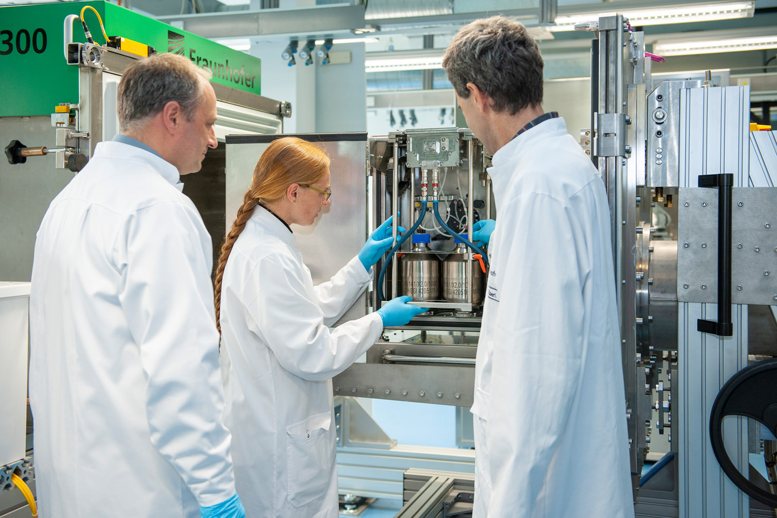 The research and pilot facility at Fraunhofer IZI. Before it can be used in industrial vaccine production, the dimensions of the system must be reduced to the size of a refrigerator.