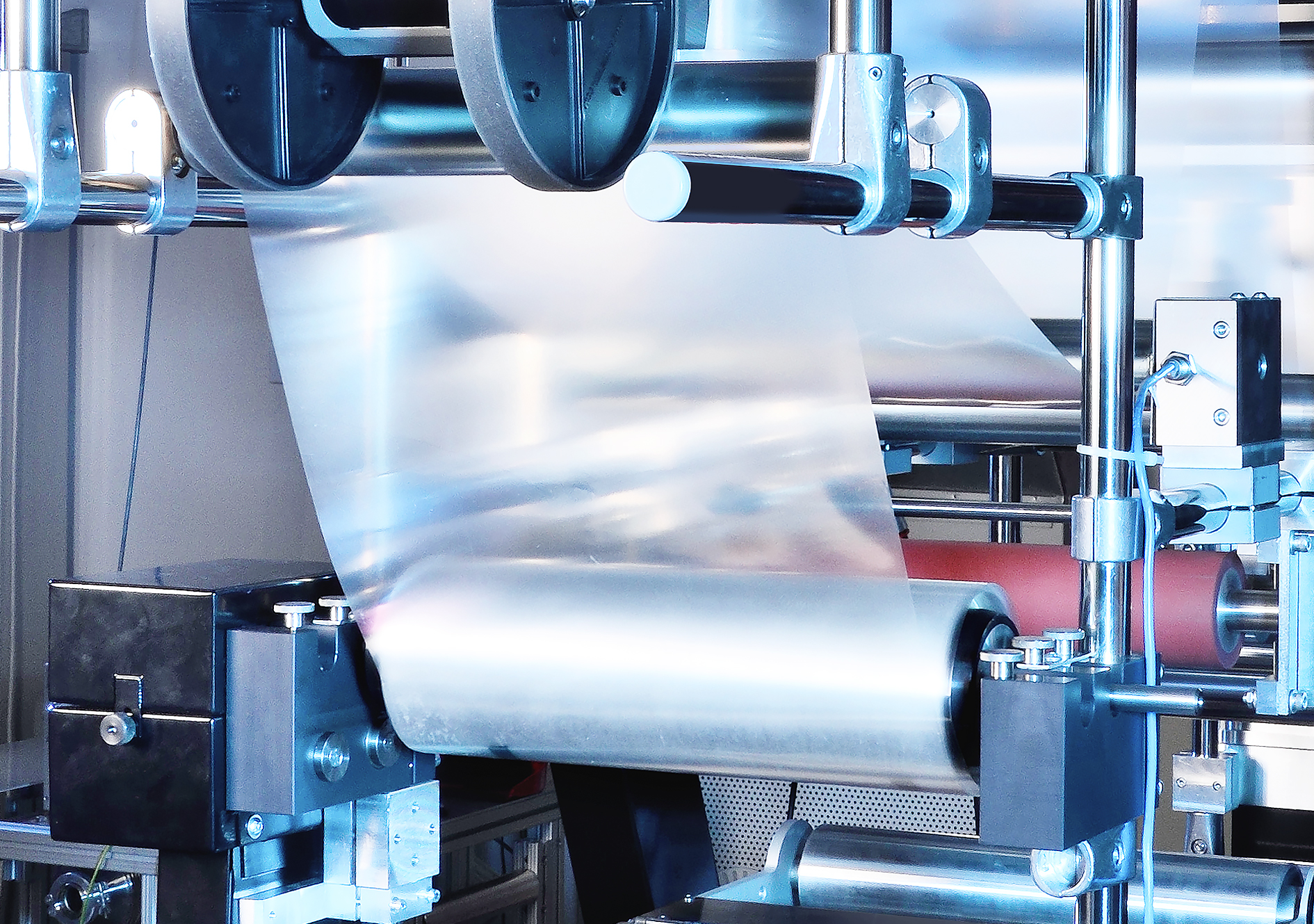 Roll-to-roll processes are used in a wide variety of production processes. In the R2R-Net network, partners from research and industry are driving forward the climate-friendliness of the processes.