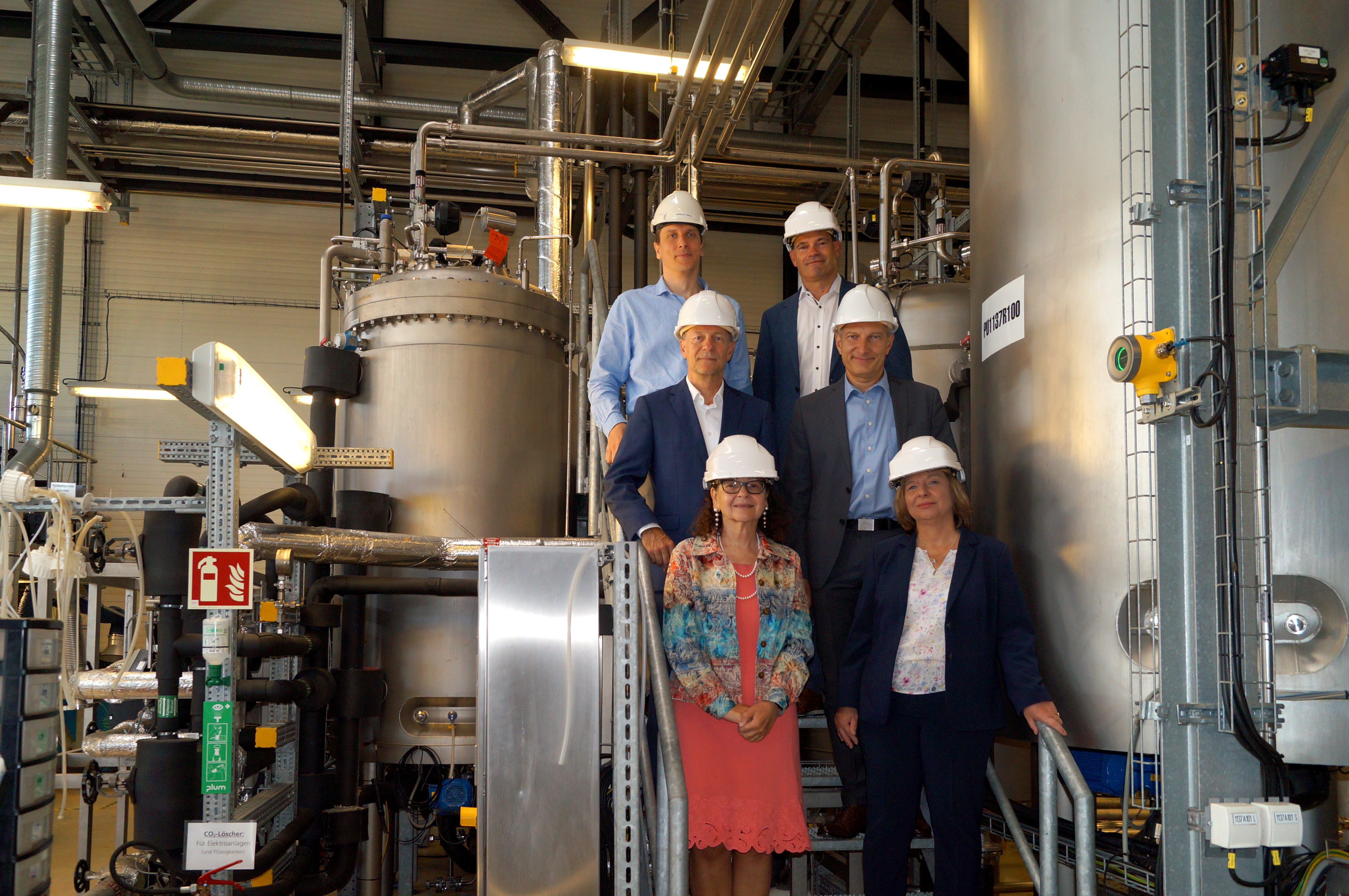 The CEOs of Mibelle Group and LanzaTech, as well as the director of Fraunhofer IGB, came to Leuna for the launch of fermentation.