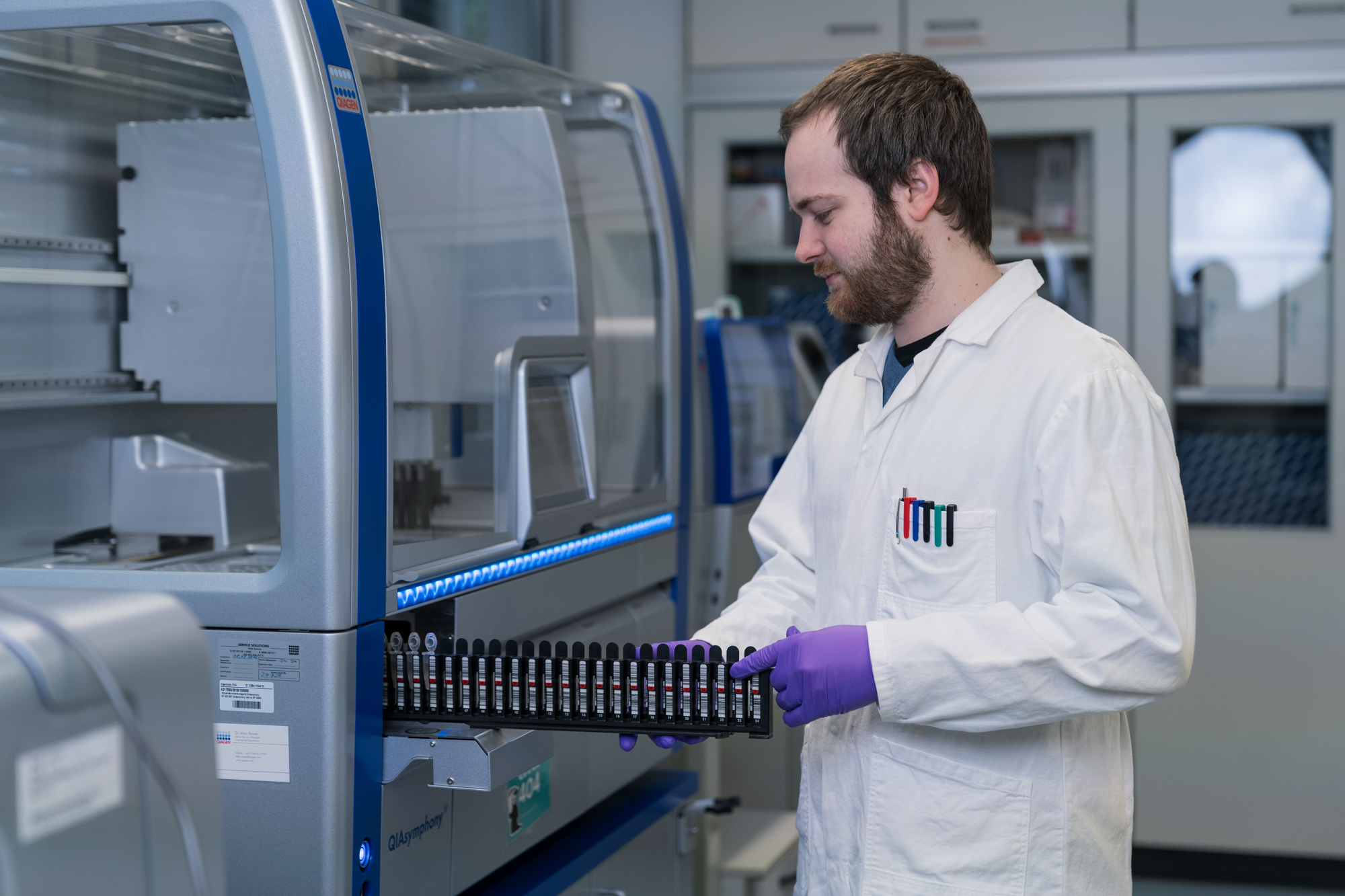 Sequenzierung der Tumor-DNA Die zellfreie DNA wird anschließend sequenziert. Sequenzen der Tumor-DNA, die sich durch ein ganz bestimmtes Methylierungsmuster von der gesunder Zellen unterscheidet, werden von einem bioinformatischen Algorithmus aus der Flut der Daten erkannt.