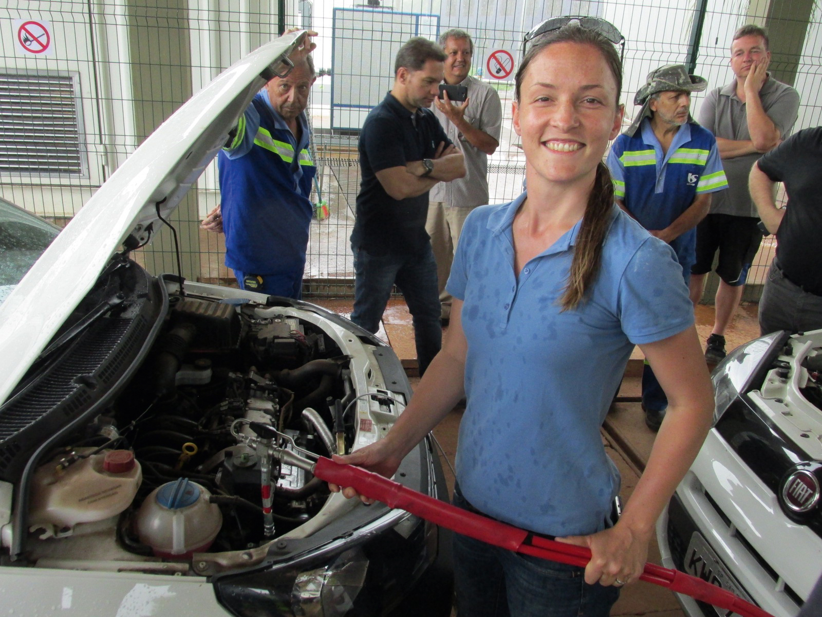 IGB scientist Barbara Waelkens at the first refueling with biomethane.