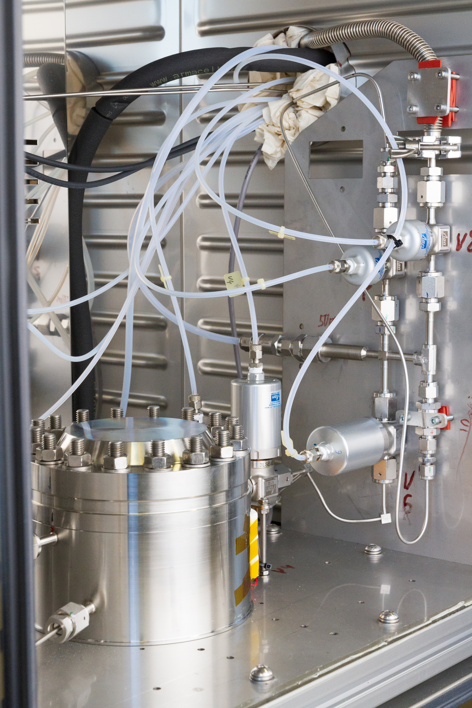 view into the heating cabinet with the test cell