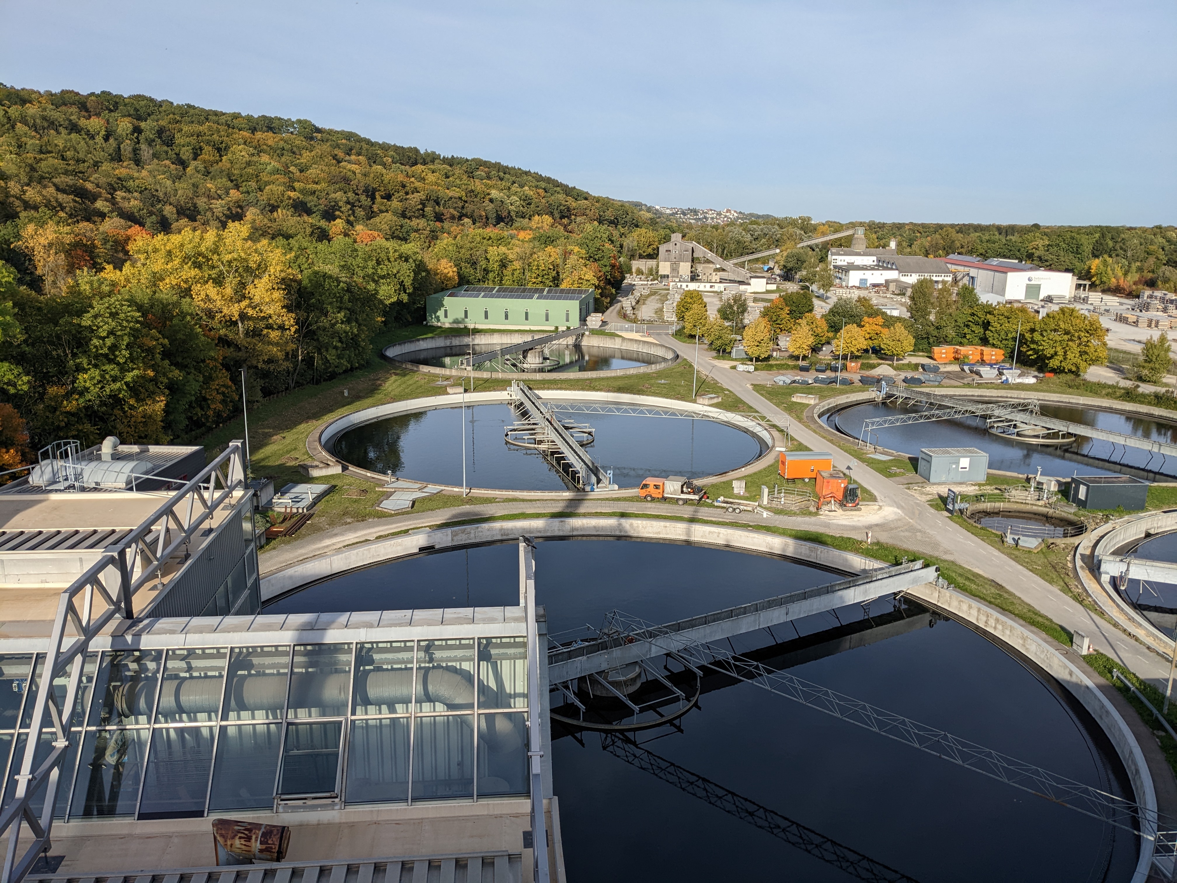 Clarification basins at the Ulm-Steinhäule wastewater treatment plant.