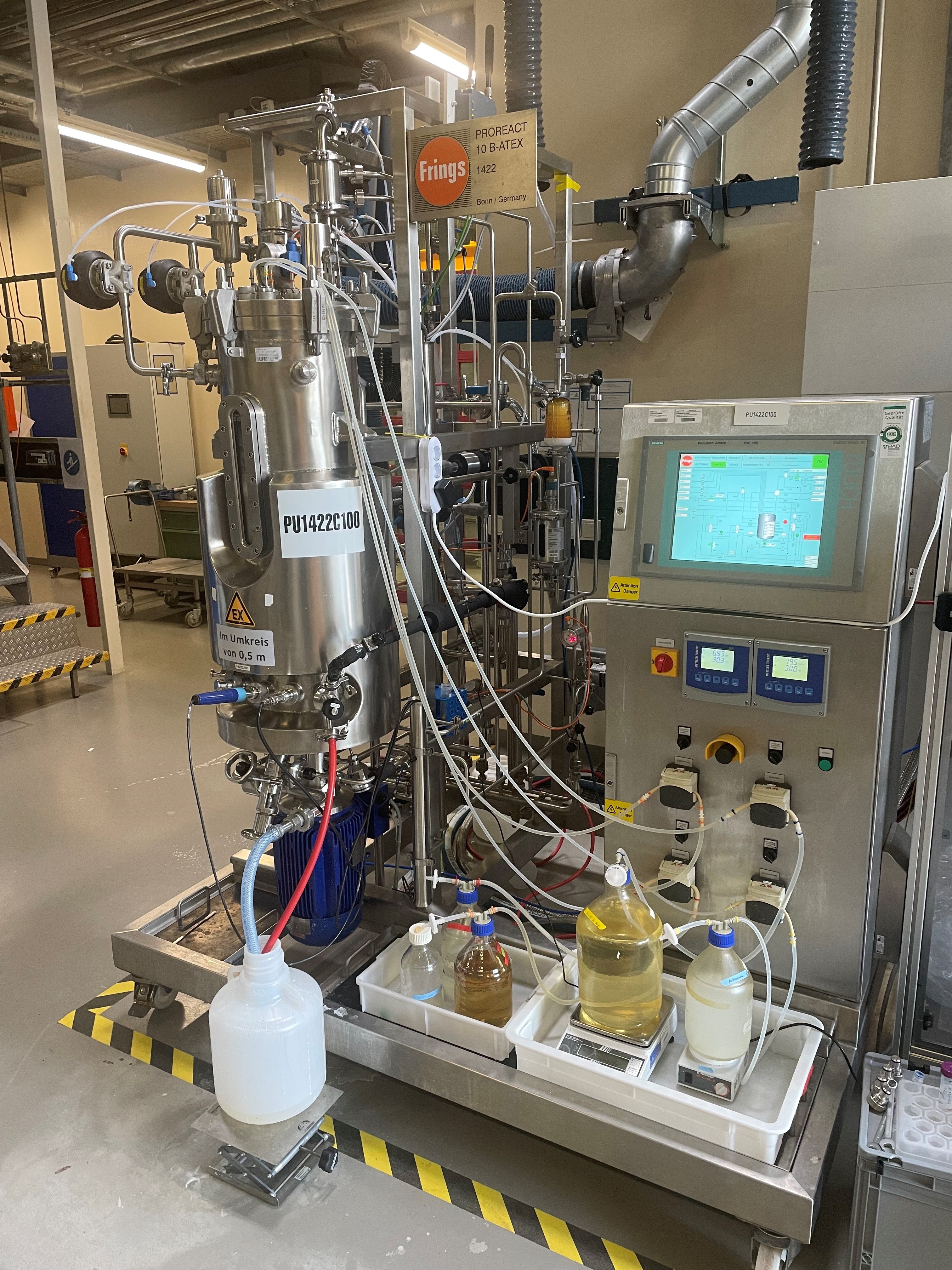 Closed 50-liter stainless steel bioreactor for cultivating purple bacteria on a larger scale