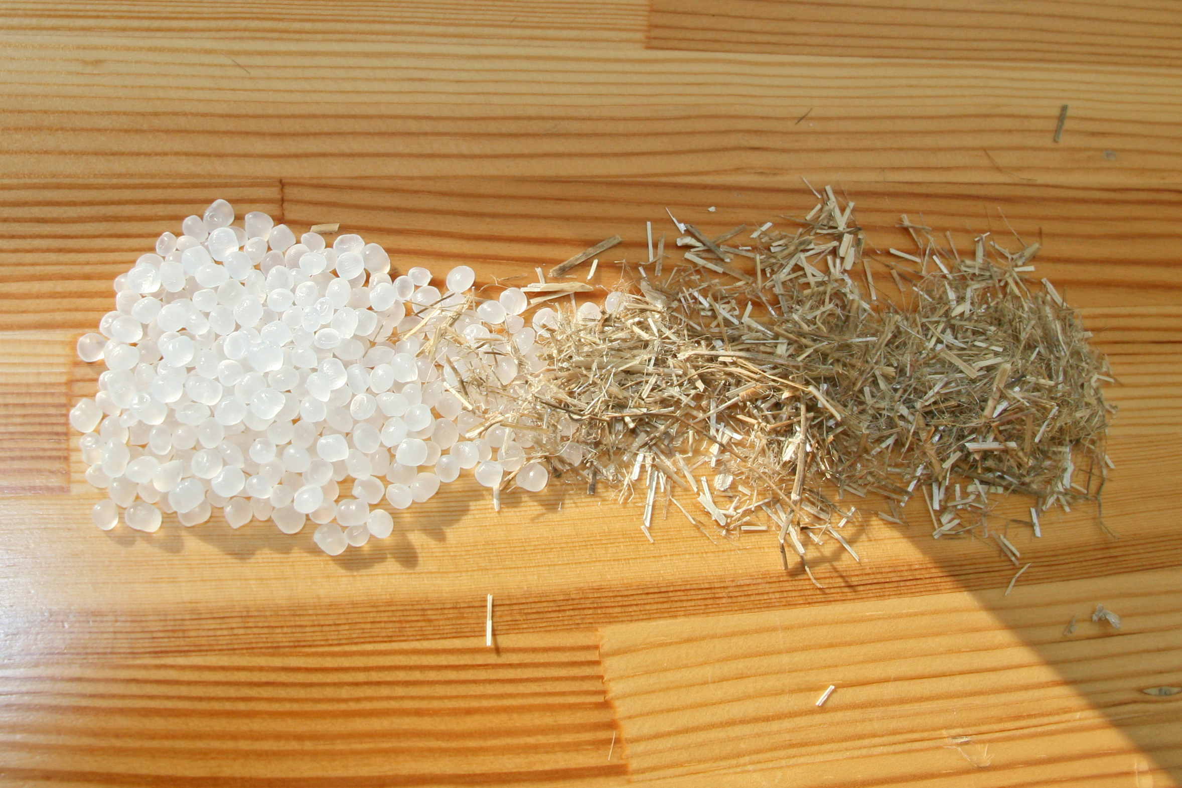 Polymers are produced from renewable raw materials such as straw using catalytic processes.