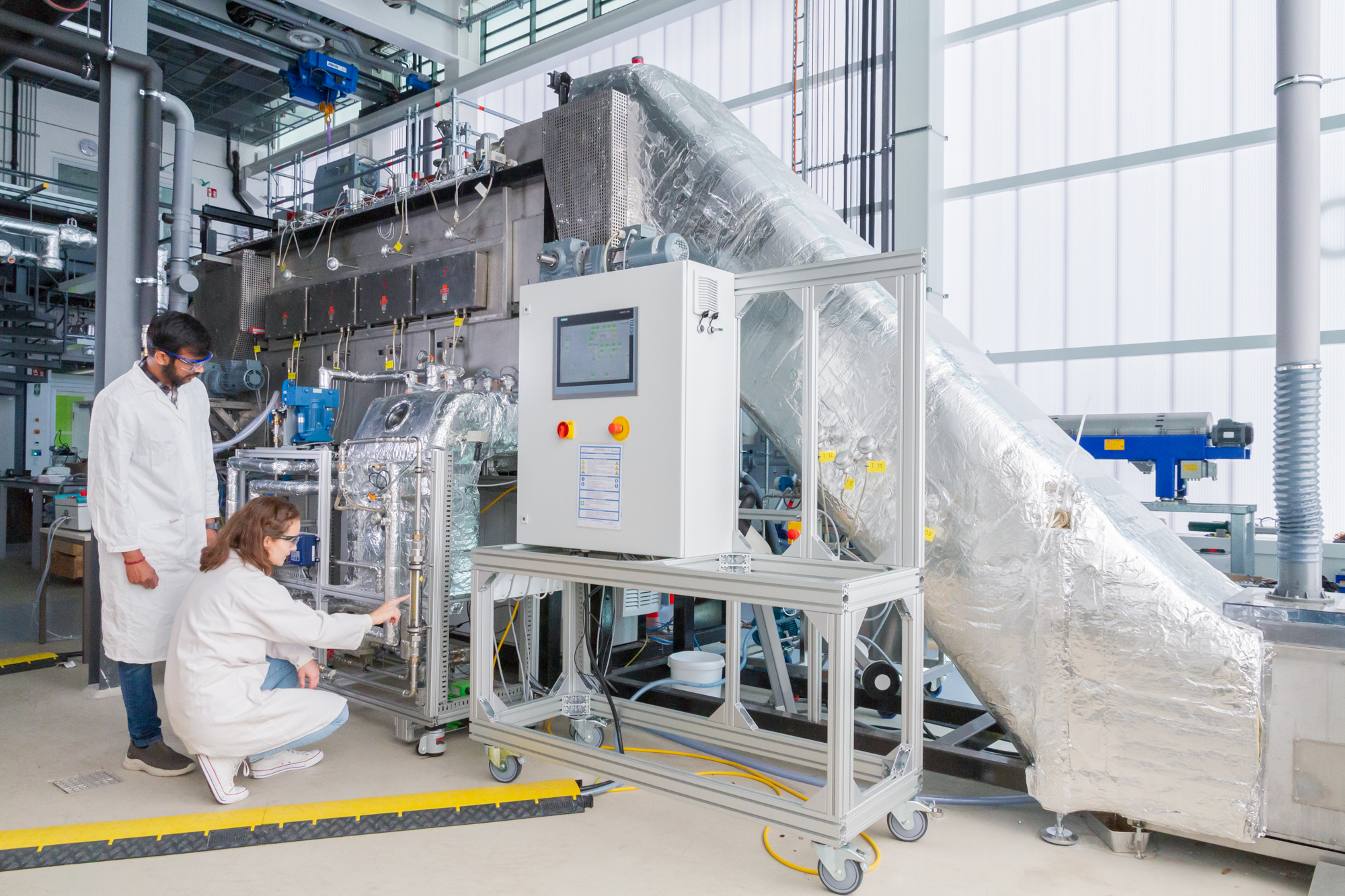 Plant for torrefaction of lignocellulosic raw materials with superheated steam at atmospheric pressure